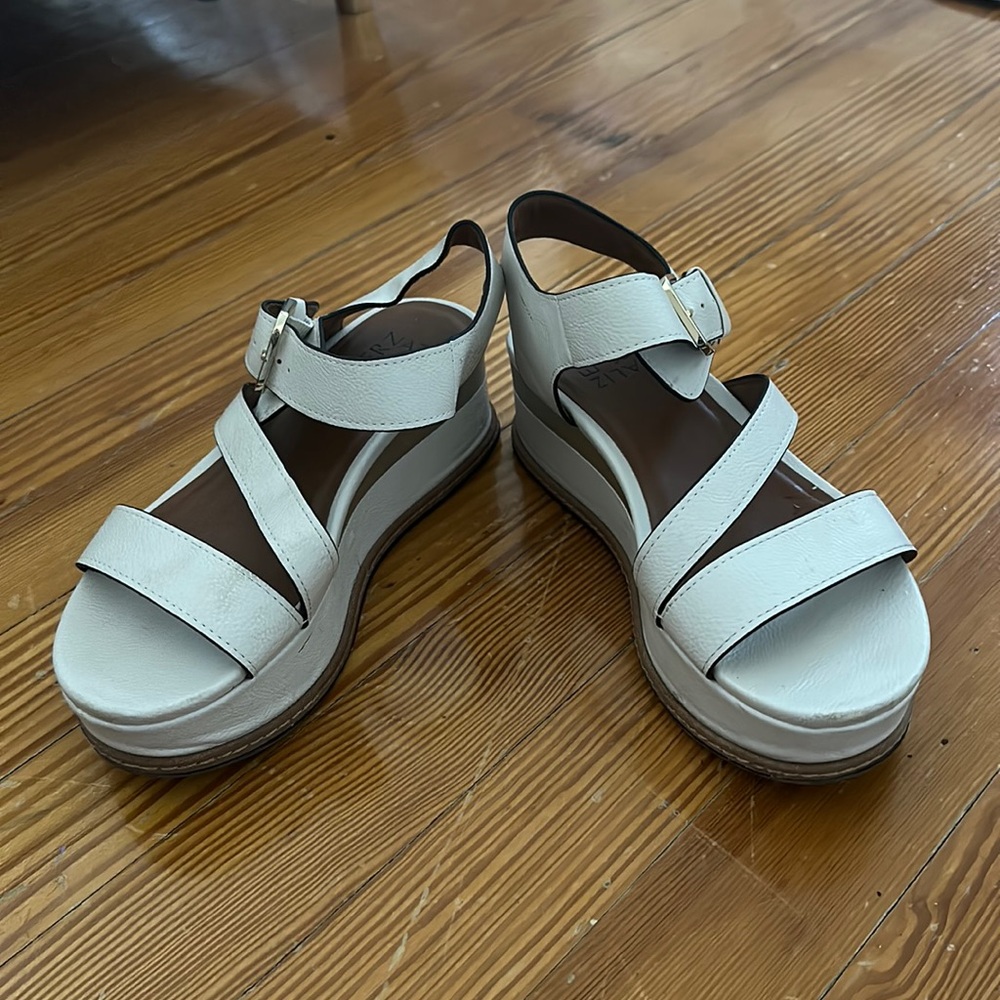 NATURALIZER | White Strappy Platform Sandals with Gold Buckle Size 6